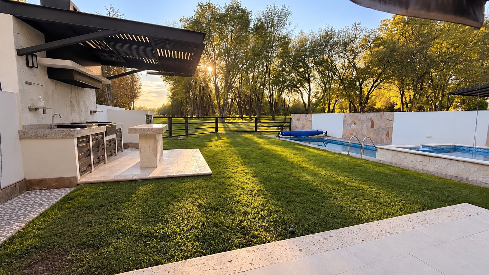 Jardín de Casa Eugenia III con asador y el campo de golf del Club de Golf Tequisquiapan al fondo