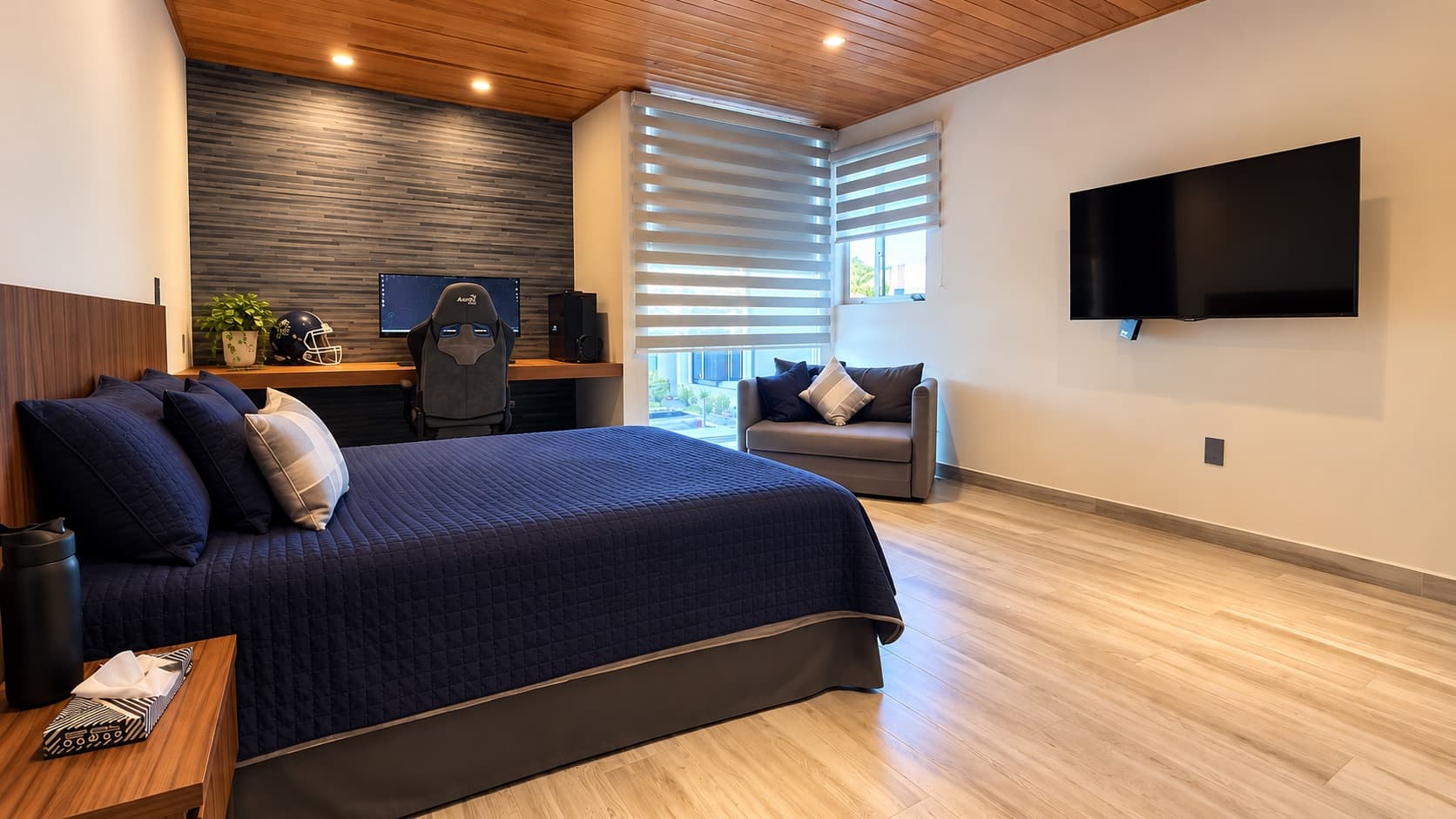 Recámara de Casa Eugenia III con escritorio amplio y techo de madera