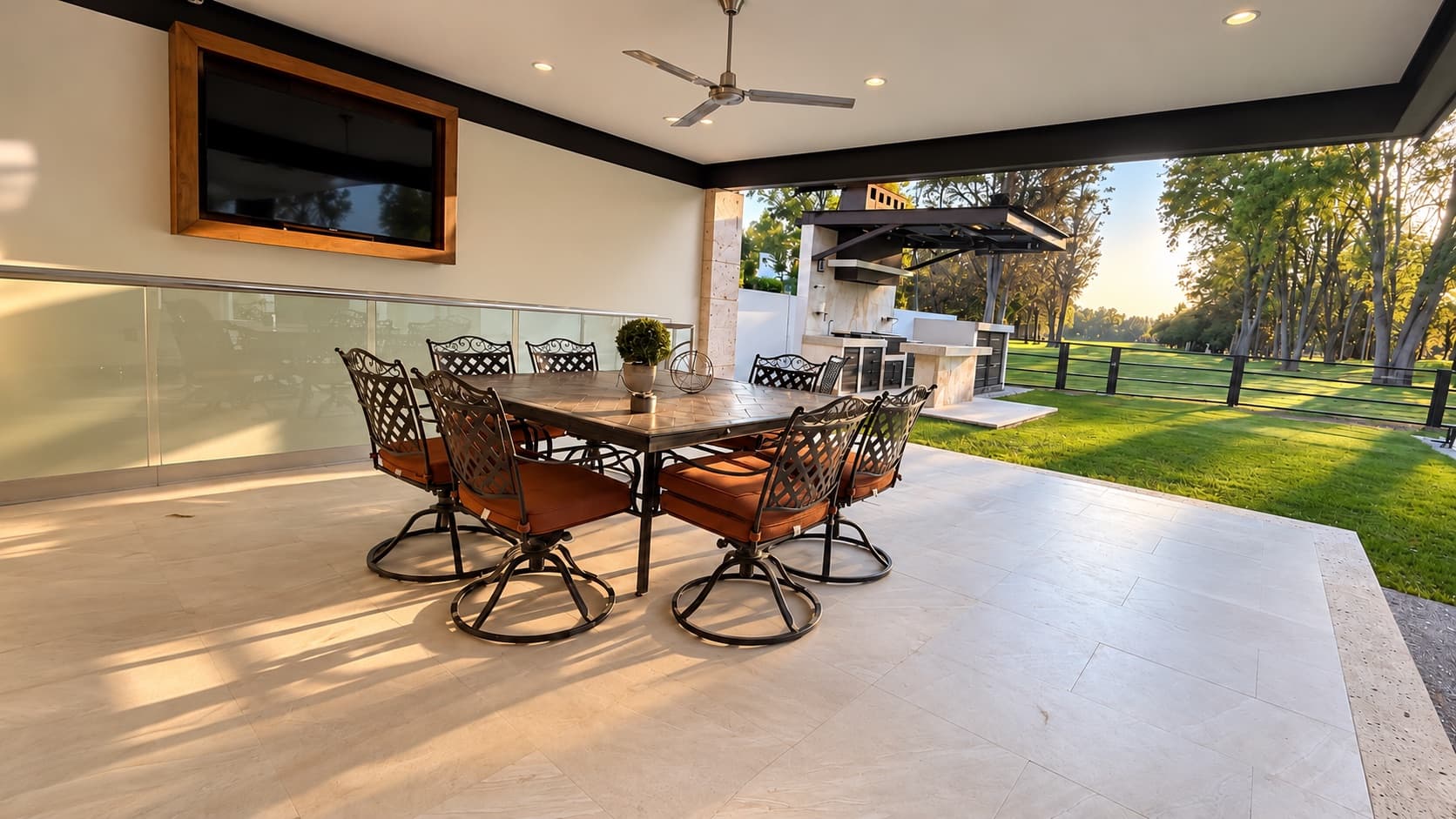 Terraza techada de Casa Eugenia III con comedor exterior y vista al campo de golf